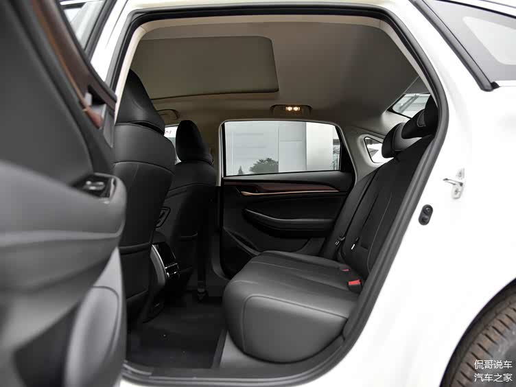 空间宽敞适合家用,低油耗低价高端国产轿车,实拍传祺ga6