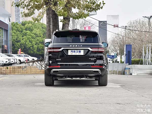 汉龙旷世的尾部造型更加精致气派.