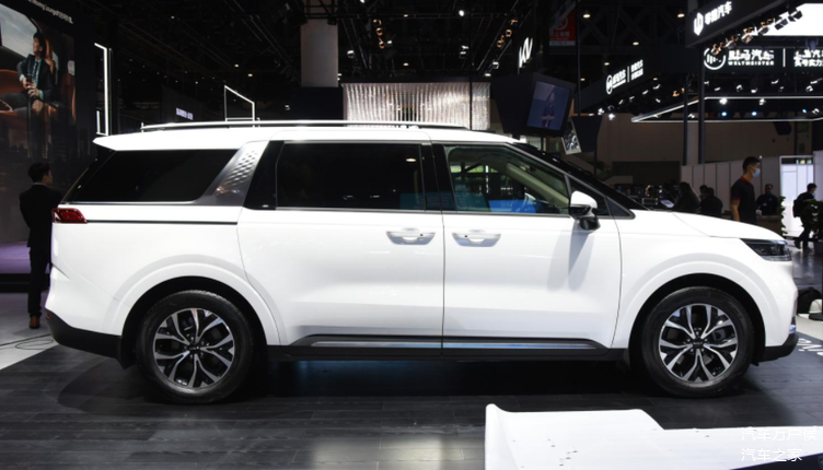 起亚嘉华上市售价28.89万元起,网友评论:谁给的"勇气"?