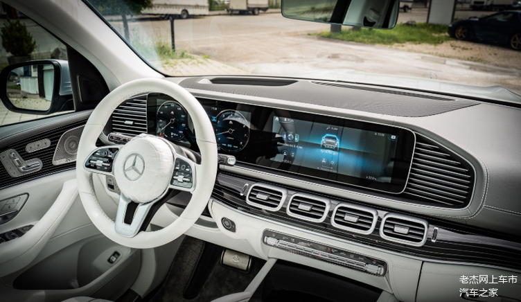 新款奔驰迈巴赫gls600造型拥有很强的奢华气场搭载v8发动机