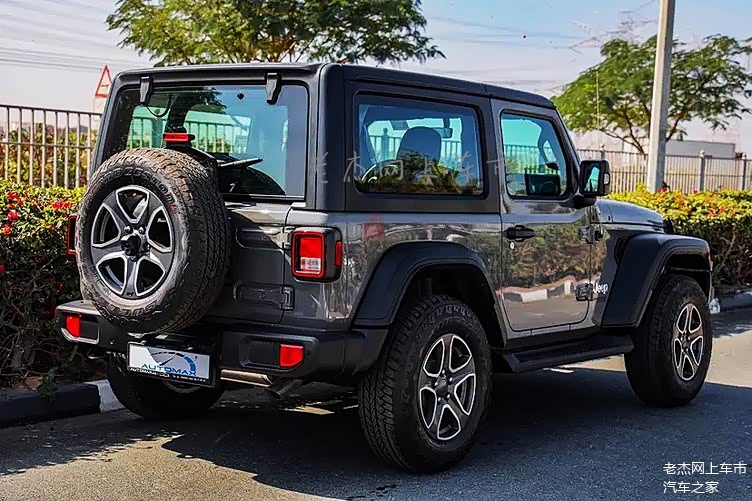 新款吉普牧马人双门版双门的造型很炫酷越野范十足