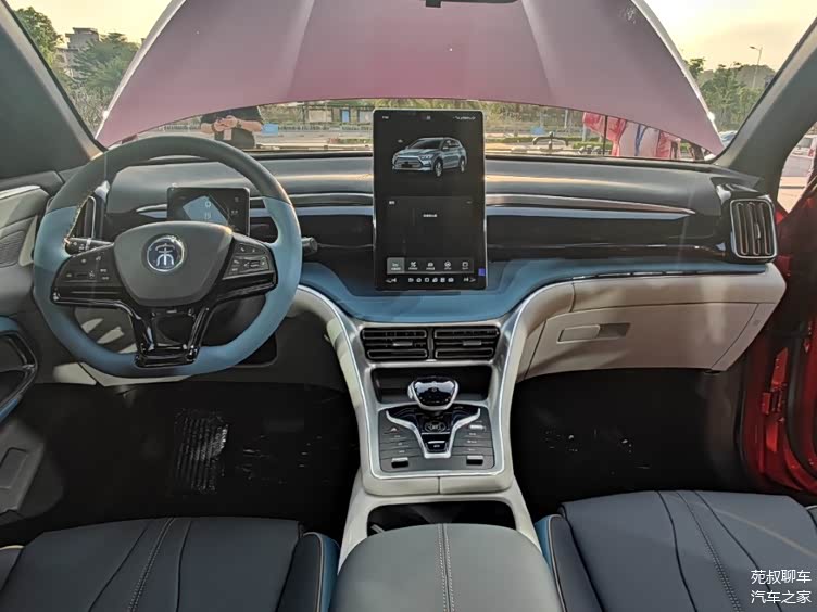 内饰部分是第二代宋pro变化很大的地方,官方称之为龙须设计元素.