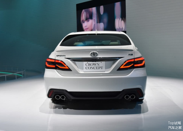 2021款丰田皇冠终于来了长超4米9配豪华沙发