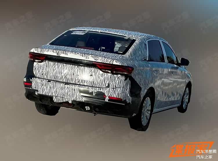 外观方面,从谍照来看,新车将保持吉利最新的家族化设计语言,车头部分