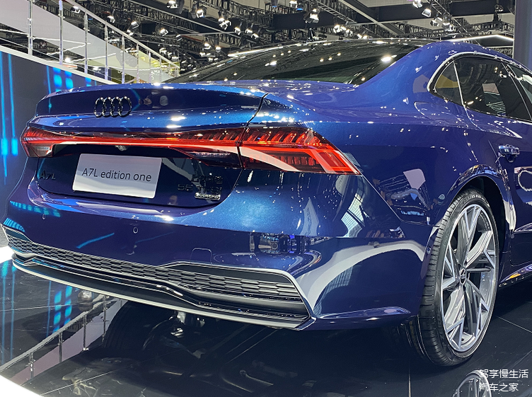 奥迪a7l正式亮相2021上海车展搭载30v6发动机48v轻混系统