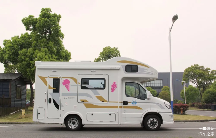 车辆采用的依维柯高品质房车底盘,为您的生活保驾护航.前置3.