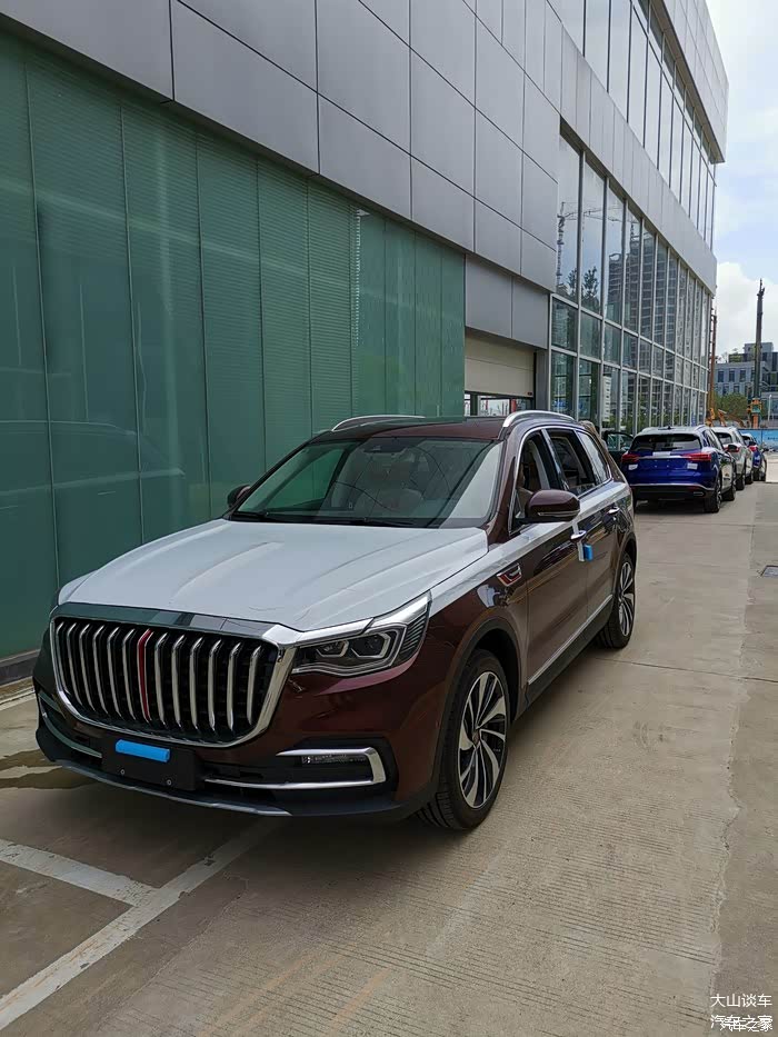 自主30tv6配爱信8at前后共5块大屏到店体验一汽红旗hs7