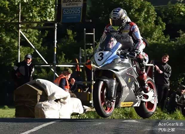 英国职业赛车手彼得·希克曼(peter hickman)已与诺顿摩托车公司