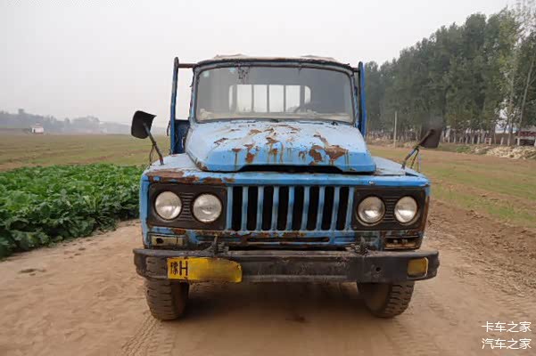 小玻璃东风,这款车是一汽当时援建二汽的车型,原型是一汽解放ca140