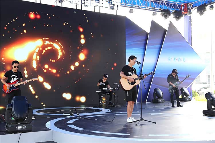 模特登场前的乐队暖场,熟悉的旋律响起,所有现场的朋友们瞬间进入状态