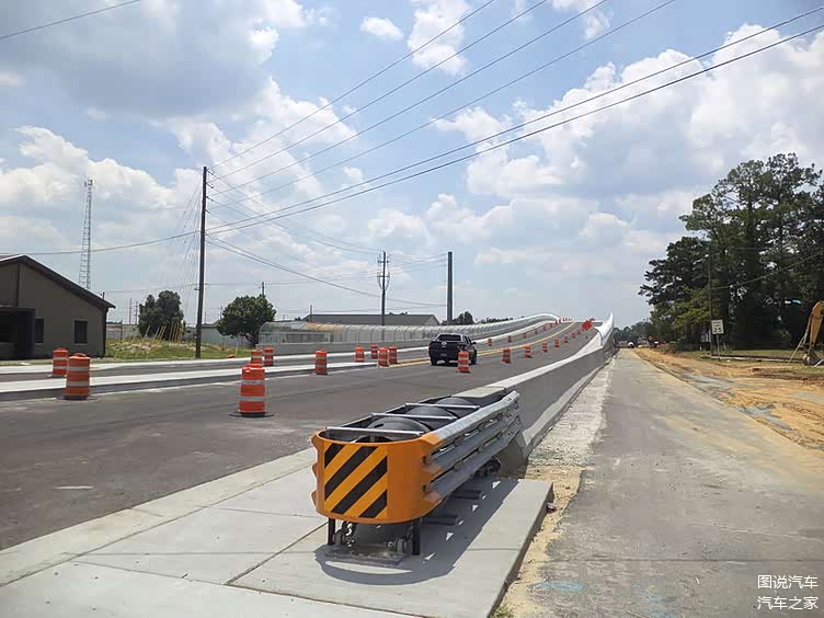 差了20年,看看国外的高速护栏是如何设计的_车家号_发现车生活_汽车之