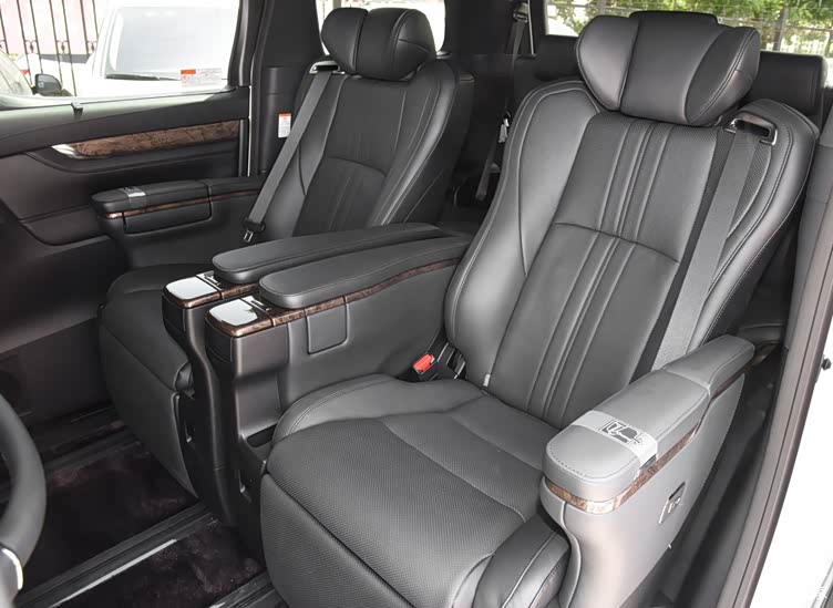 ottoman座椅绝对是埃尔法的看家法宝,特别是中排的两张座椅,带有非常