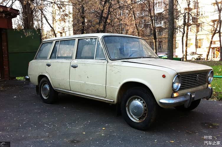 一辆近三十八岁的拉达2102新车