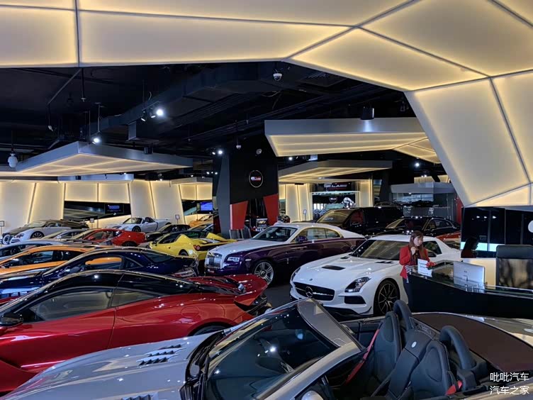 围观迪拜有钱人的车库