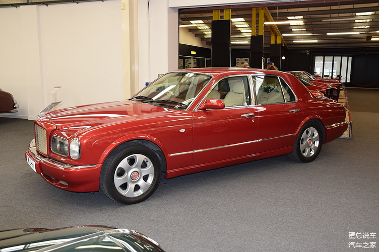 宾利雅致外观和银天使并没有太大差别,也只是在轮毂仪表盘等稍微不同.