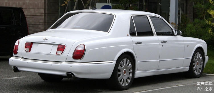 宾利雅致外观和银天使并没有太大差别,也只是在轮毂仪表盘等稍微不同.