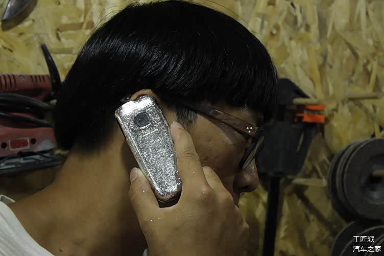 顺手也给包了一下彤哥御用的诺基亚钣金神机也不能免俗同样的日内瓦纹