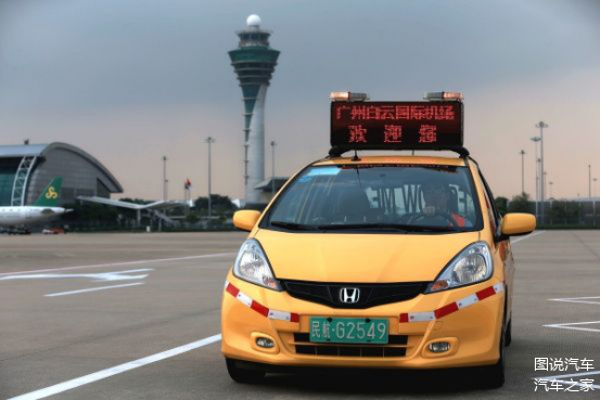 这是德国汉诺威机场的地勤引导车,看样子是大众的迈特威mpv,这算是