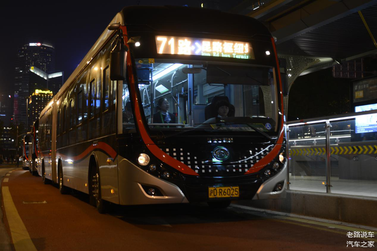 3月5日早上6时许,一辆运营于上海71路的宇通e18双源无轨电车行驶至