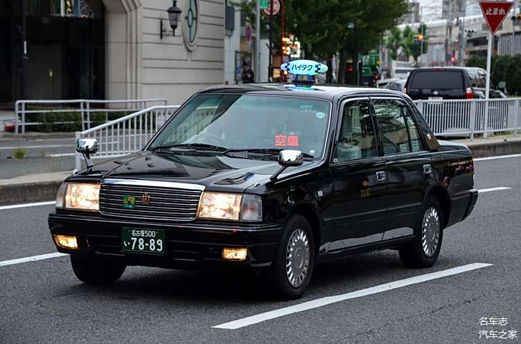 剛好滿足日本法規中對從1995年開始,日本商用出租車車型主要以三廂