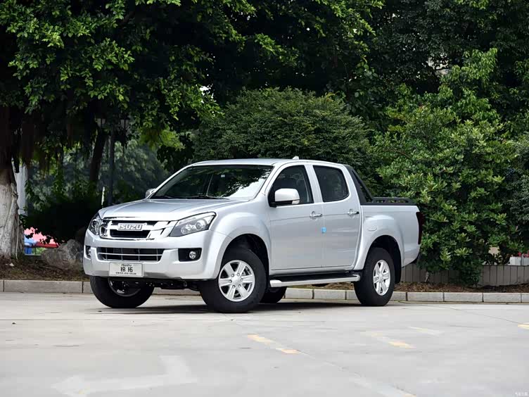 这台车其实我觉得基本上跟五十铃铃dmax是非常相似的,整体看起来比较