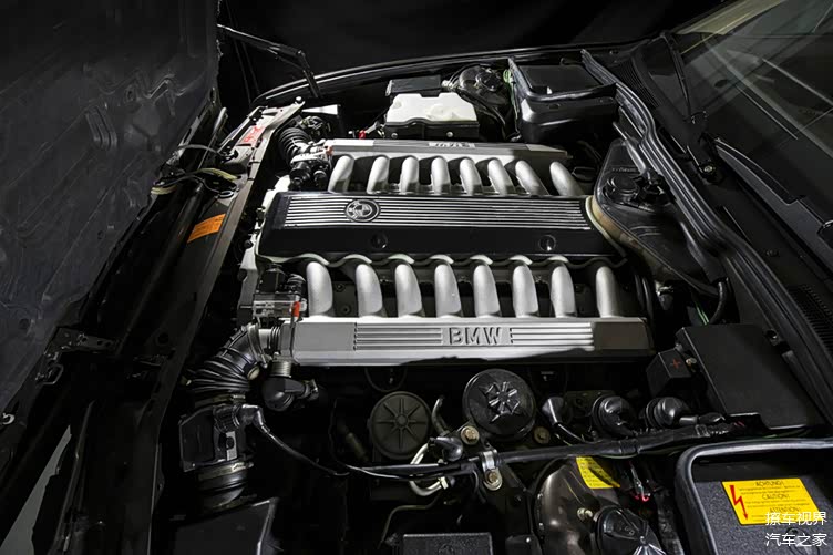 说简单些,你可以把它看做两组直列6缸发动机组合在一起,一