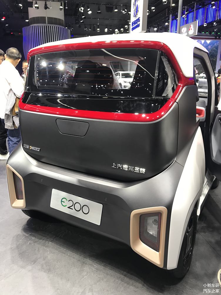 2018廣州車展上,寶駿帶來了出行新物種-e200電動車,定位家庭中的第二