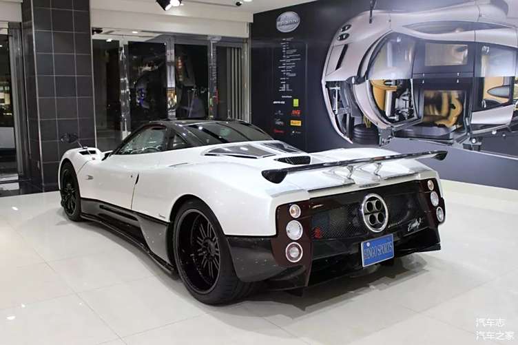 帕加尼工廠為這輛zonda riviera換上了全新的外觀塗裝,以及與zonda