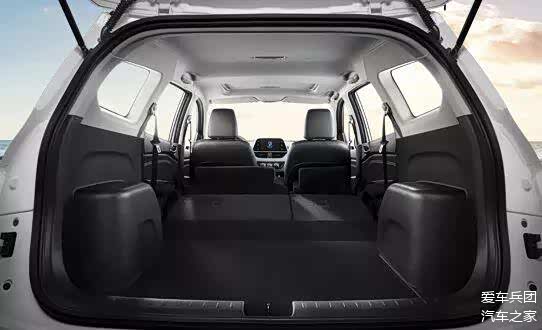 宝骏310w定位于紧凑型旅行车,尾厢空间就是它的最大优势,常规状态下尾