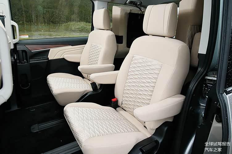 出于内部空间布置的考虑,全新得利卡的换挡面板依旧位于中控台上,而