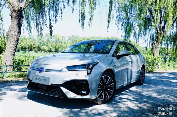 传统燃油车的上进汽格栅被一条简约的镀铬饰条取代