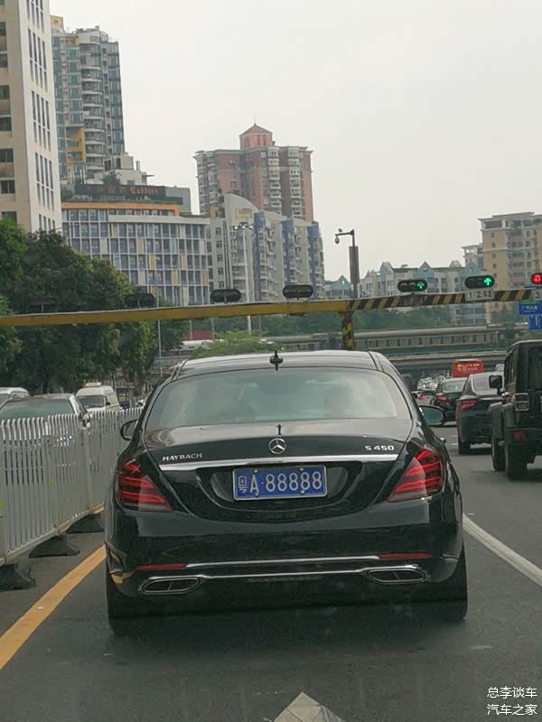 捐款超10亿90年代坐劳斯莱斯如今粤a88888又换车车不如牌贵