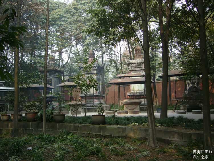 主要中国建筑有灵祖殿,混元殿,八卦亭,无极殿(即三清殿),斗姆殿,唐王