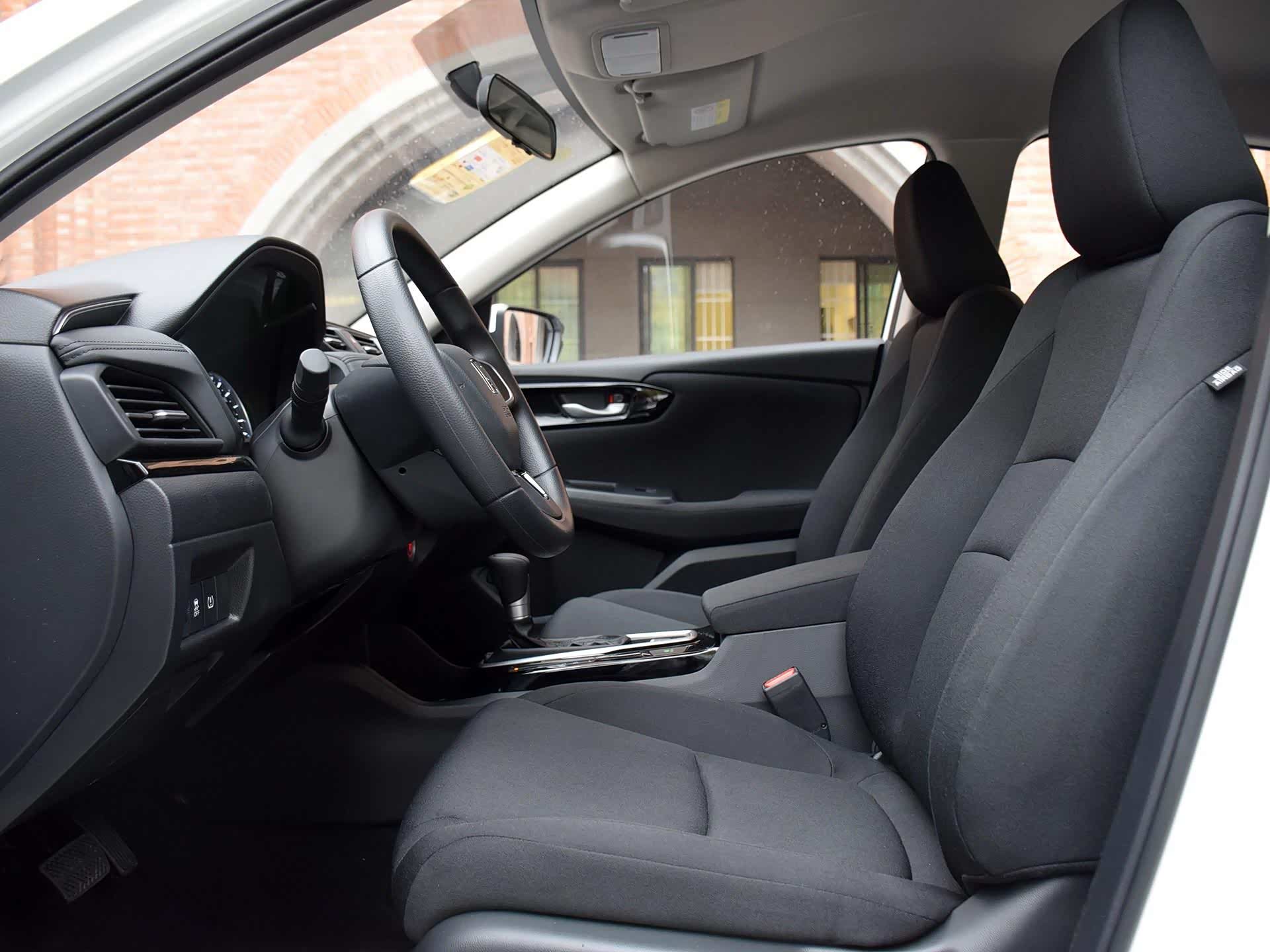 凌派前排/引自汽车之家图库