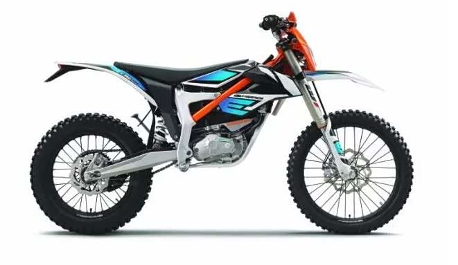 ktm的电动踏板车,前后单摇臂,外观运动,近期正在测试电动技术