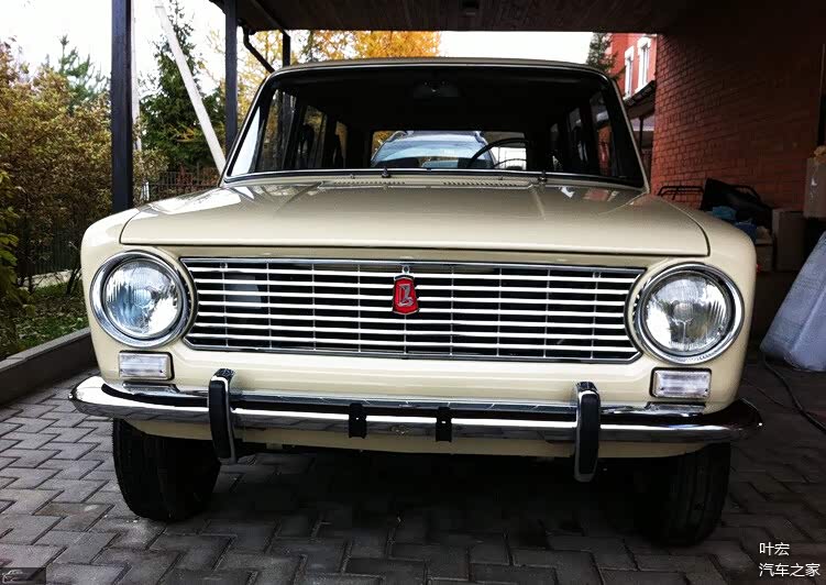 一辆近三十八岁的拉达2102新车