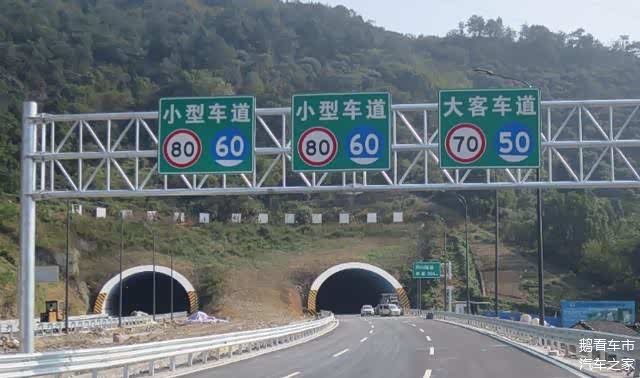跑高速时速120突然出现限速80警示牌需要踩急刹减速吗