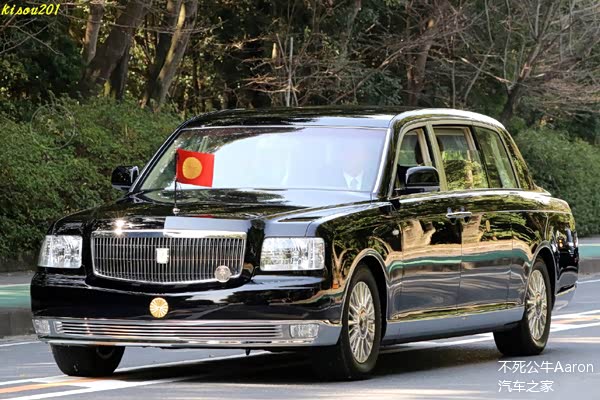 日本天皇御用座驾,车牌是菊花纹章.