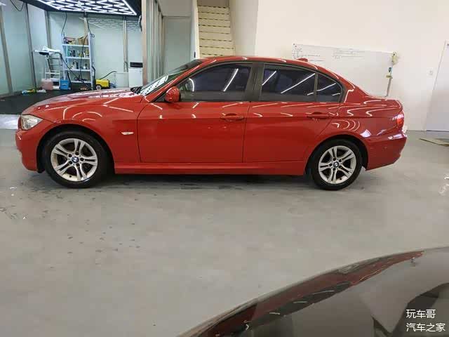 宝马e90,红色的外观,白色的内饰,适合年轻人开