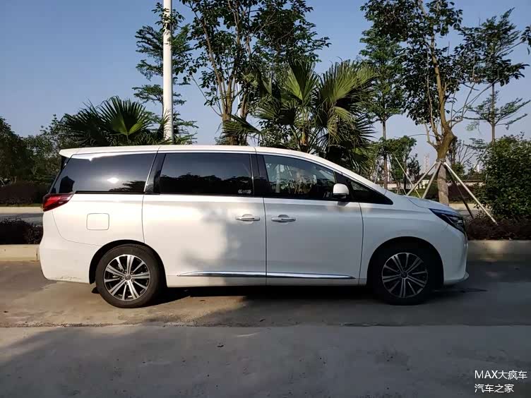 高档感还是有的,商务气息有整体黑色 白色以及适当镀铬侧面可以看出