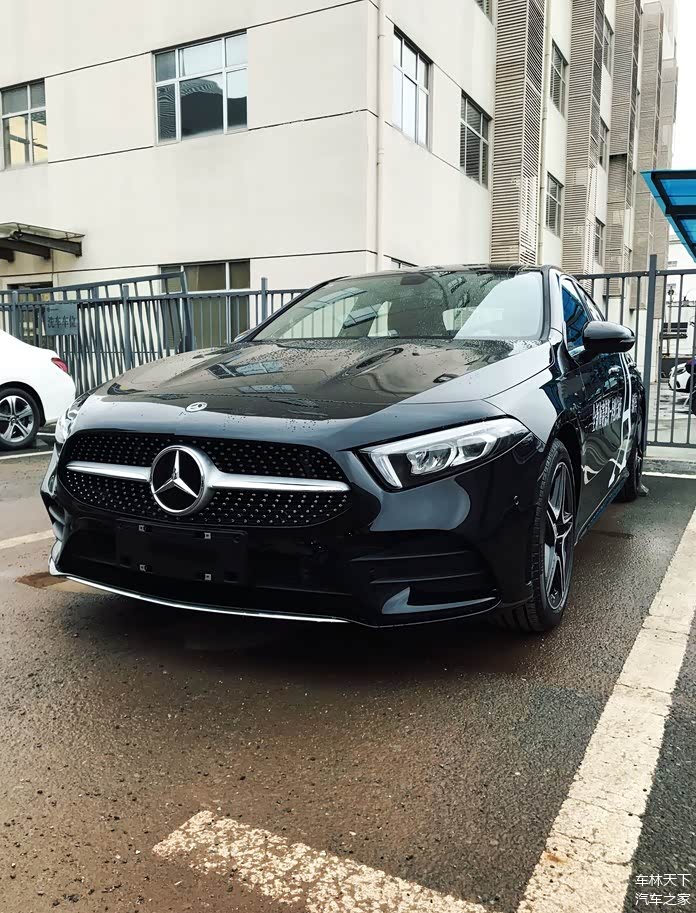 二十多万买新款奔驰a级回家过年朋友一句话让小伙郁闷一个星期