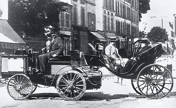 1883年,世界上第一個量產輕型汽車的廠商——de dion-bouto公司在巴黎