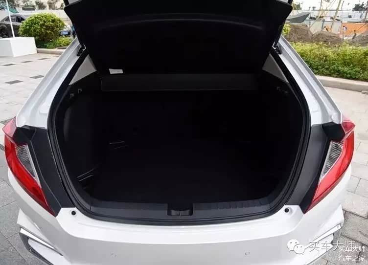打开竞瑞后备箱,你会发现后备箱的深度超乎想象——完全超过了轴距更