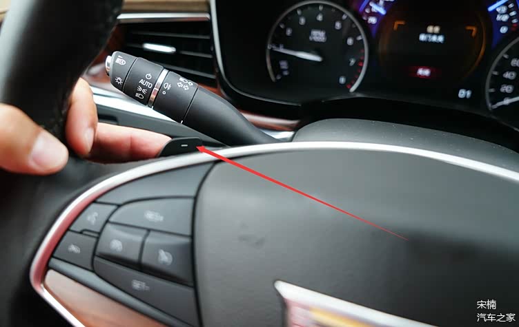 采用换挡拨片进行手动换挡模式下(处于d挡模式),只要触动左(减挡)右