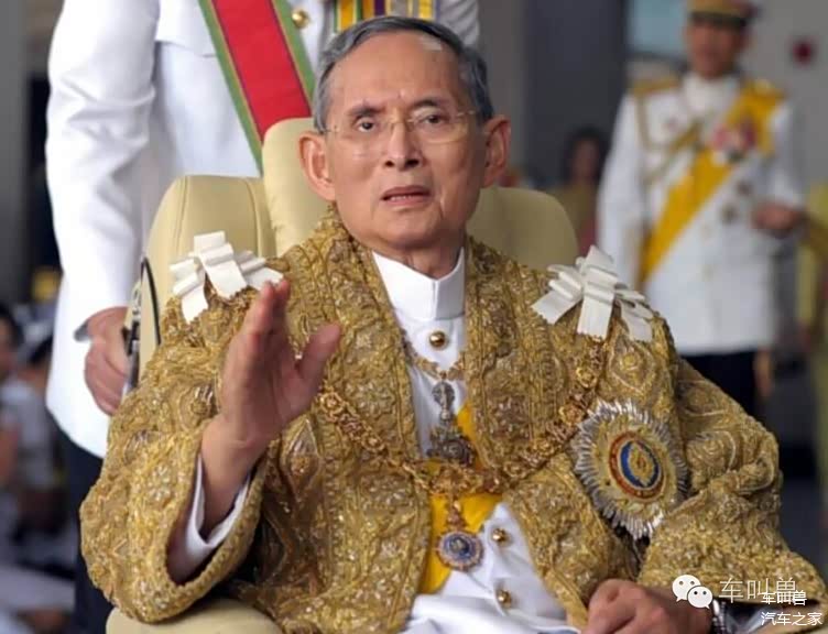 一个国王喜欢玩车,那他会用什么样姿势