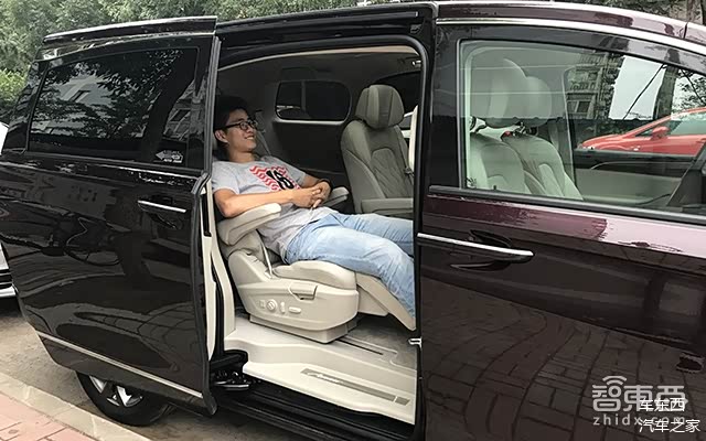 (第二排座椅的正确打开方式)辅助设施方面,gl8也足够优秀.