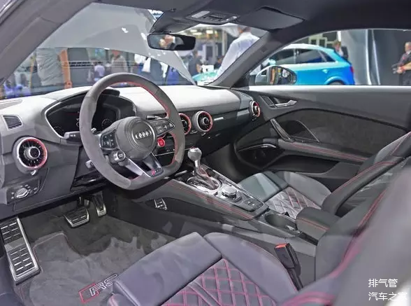 但在诸如仪表盘内部,方向盘底部等处均有全新tt rs的专属标识,时刻