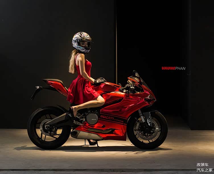 摩托运动的美女怎么可能只有一辆大排呢,她可是一个十足的杜卡迪粉丝